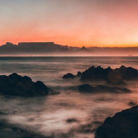 Tafelberg bij zonsondergang, Kaapstad, Zuid-Afrika van Mark Wijsman