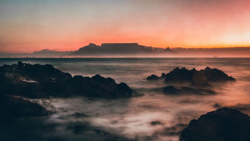 Tafelberg bij zonsondergang, Kaapstad, Zuid-Afrika van Mark Wijsman
