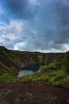 Islande - Terre rouge et plantes vertes au lac de cratère de Kerid sur adventure-photos