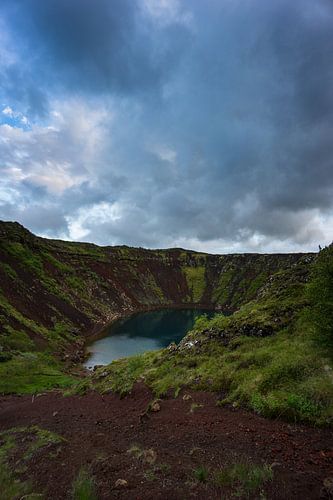 Islande - Terre rouge et plantes vertes au lac de cratère de Kerid