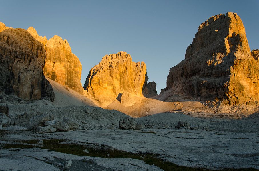 Gouden zonsondergang in de bergen van de Brenta dolomieten