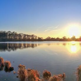 Panorama d'un coucher de soleil sur un lac sur MPfoto71