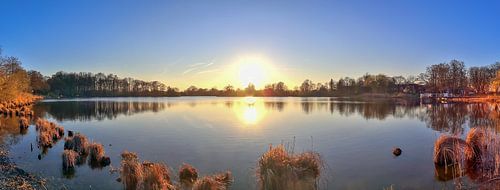 Panorama van een zonsondergang aan een meer van MPfoto71