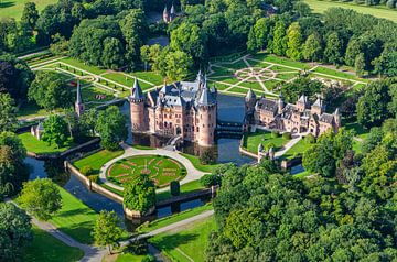 Luchtfoto van kasteel De Haar in Haarzuilens.