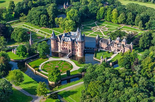 Luchtfoto van kasteel De Haar in Haarzuilens.