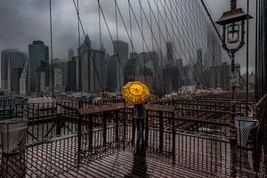 Gelber Regenschirm auf der Brooklyn Bridge von Nico Geerlings