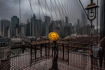 Yellow Umbrella On The Brooklyn Bridge van Nico Geerlings