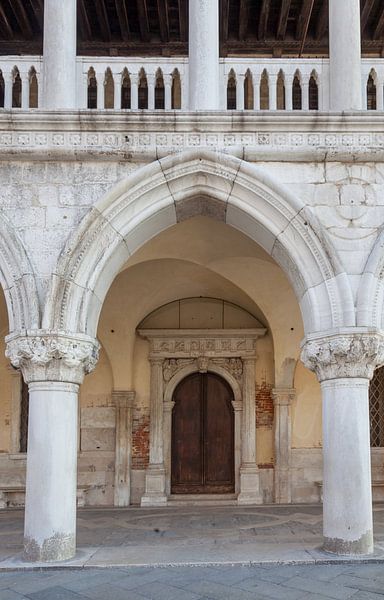 Détail de l'entrée du Palais des Doges dans le vieil état de Venise, Italie par Joost Adriaanse