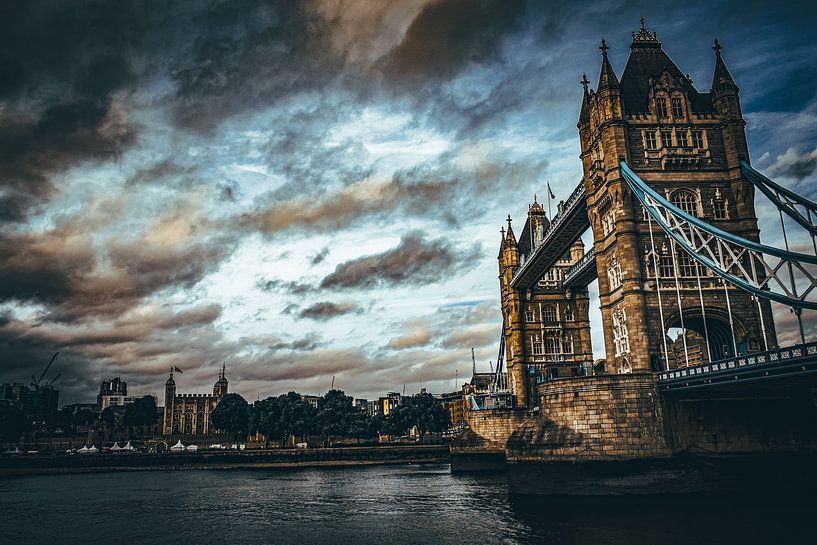 London by Hello Pompoyo