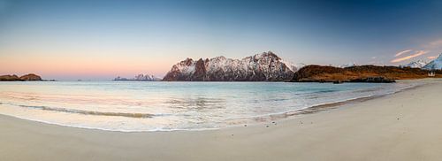Zonsondergang op het strand van Hovden in de Vesteralen-archipel in Noorwegen