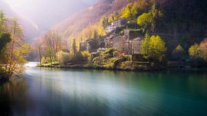 Das Dorf Isola Santa und der See im Herbst.