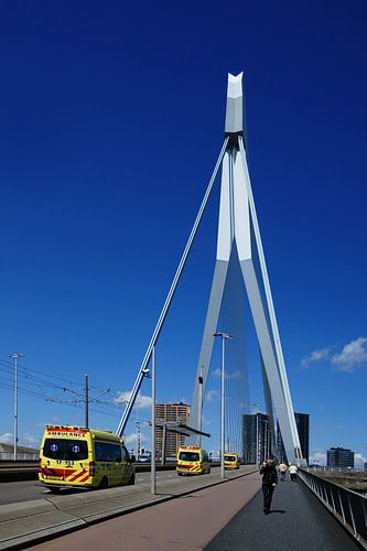 Drie ambulances op de Erasmusbrug in Rotterdam