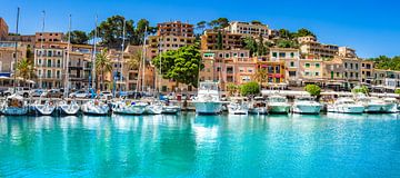 Kleurrijke huizen en boten van mooie stad van Port de Soller, Mallorca Spanje van Alex Winter