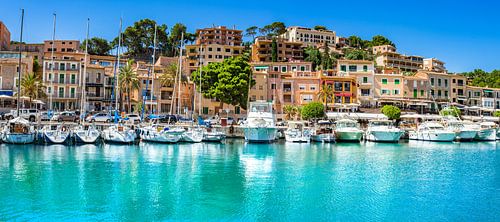 Kleurrijke huizen en boten van mooie stad van Port de Soller, Mallorca Spanje