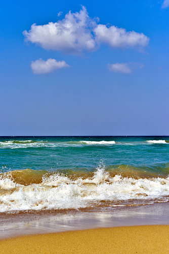 Watte-Wölkchen über dem Mittelmeer auf der Insel Kreta von Silva Wischeropp