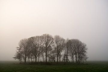 Begraafplaats met klokkenstoel in mist van Peter Bouwknegt