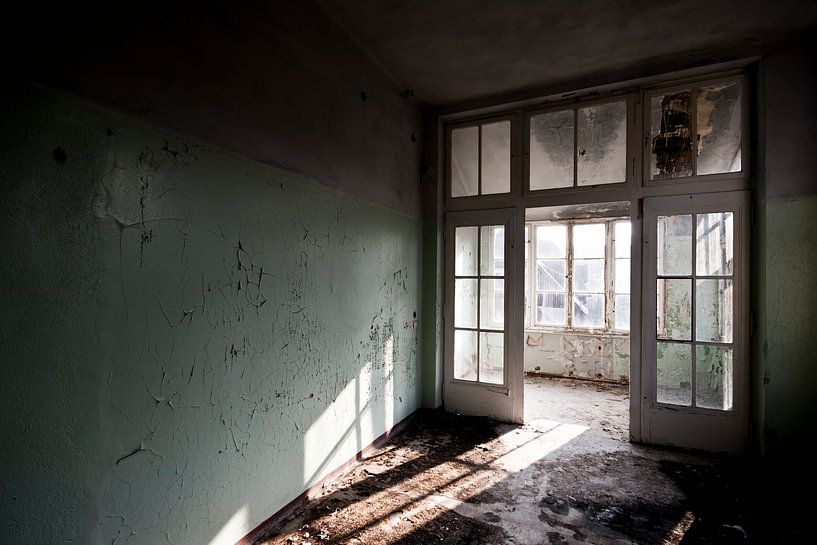 Lichtspel in vervallen Ziekenhuis von Anne Willems