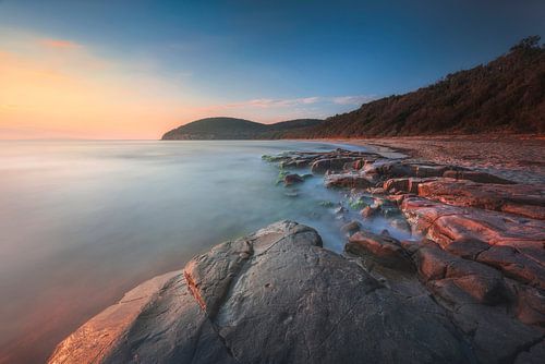 Cala Violina strand in Maremma bij zonsondergang, Toscane