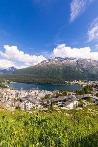 St. Moritz en het meer van St. Moritz in Zwitserland van Werner Dieterich