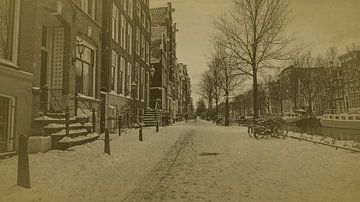 Oude retro foto van besneeuwd  Amsterdam in de Jordaan in Nederland van Eye on You