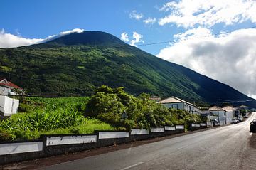 Azoren dorpsstraat van Jan Brons