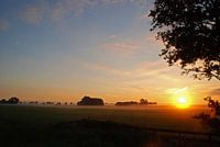 opkomende zon met een beetje grondmist