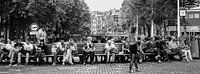 Prominent straatbeeld van mensen in Amsterdam van Leo van Vliet thumbnail