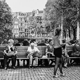 Prominent straatbeeld van mensen in Amsterdam van Leo van Vliet
