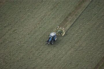 Traktor mit Heuwender von Norbert Sülzner