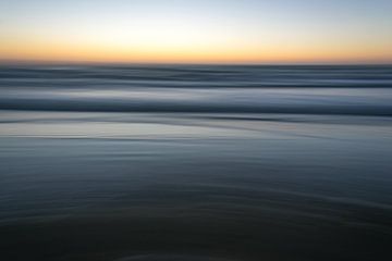 Ondergaande zon aan zee van Judith Schrijver