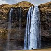 Force et futilité à Seljalandsfoss en Islande sur Mark Sluijmers