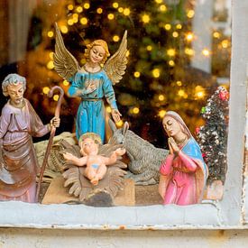 Oude kerstgroep in boerderijraam van Blond Beeld