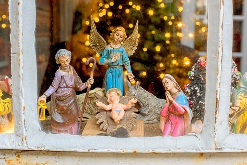 Oude kerstgroep in boerderijraam van Blond Beeld