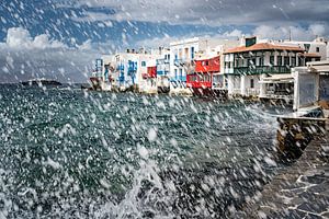 Bâtiments colorés au bord de l'eau à Mykonos