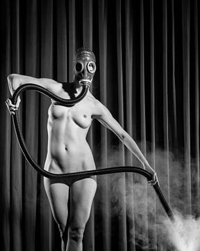 Fetisj foto van een mooie naakte vrouw met gasmasker van Photostudioholland