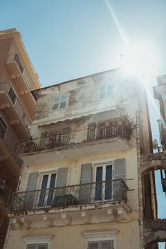 Zonlicht schijnt over Grieks huis in Corfu Stad | Reisfotografie | Griekenland, Europa van Sanne Dost