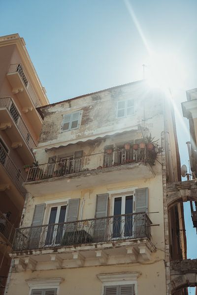 Sonnenlicht scheint auf die Architektur von Korfu-Stadt | Reisefotografie Fine Art Photo Print | Gri von Sanne Dost