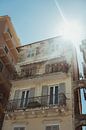 Sonnenlicht scheint auf die Architektur von Korfu-Stadt | Reisefotografie Fine Art Photo Print | Gri von Sanne Dost Miniaturansicht