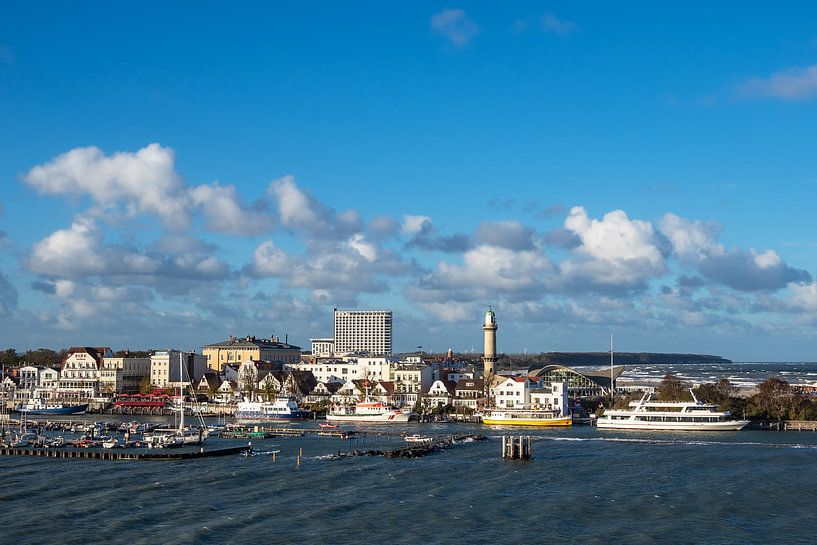 Blick auf den Leuchtturm und Teepott in Warnemünde van Rico Ködder