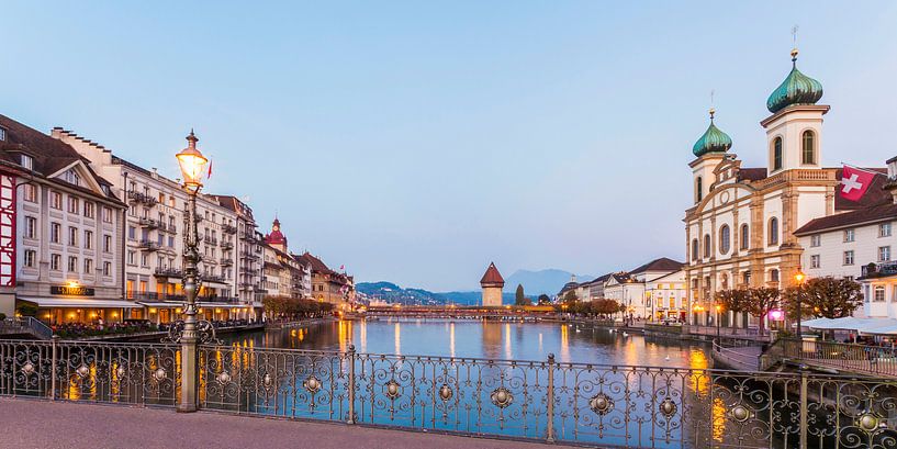 Oude stad Luzern in Zwitserland van Werner Dieterich
