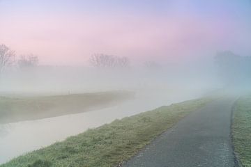 ijzige ochtend met mist die opstijgt langs een rivier van Marcel Derweduwen