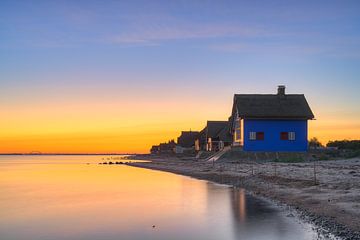 Maisons au bord de la mer à Heiligenhafen à l'aube