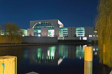 Berlijn nacht met uitzicht op het Paul Löbe Huis van Silva Wischeropp
