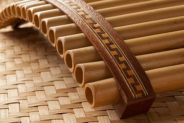 Een traditionele bamboe panfluit close up, van Frans Rombout