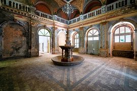 Fontaine abandonnée en décomposition. sur Roman Robroek - Photos de bâtiments abandonnés