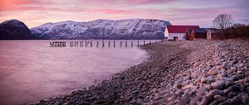 De oude pier op Godøy, Noorwegen tijdens zonsopgang van qtx