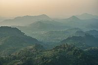 Coucher de soleil sur les collines verdoyantes de Côte d'Ivoire