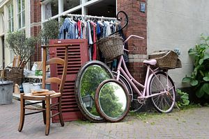 Nature morte avec de vieilles bicyclettes et des curiosités