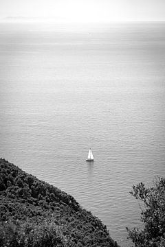Segelboot in Italien (schwarz und weiß) von S van Wezep