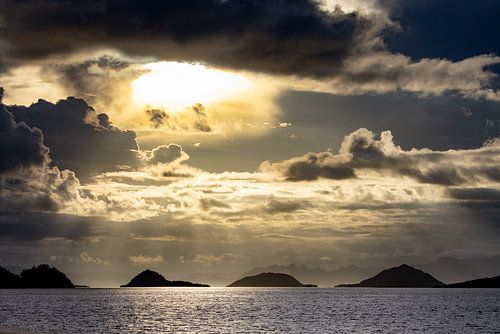 Indrukwekkend uitzicht over zee, bij de Indonesische Sunda eilandengroep